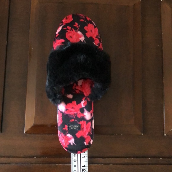 Women’s size medium Victoria’s Secret Black Floral Satin Fur Slippers - Picture 11 of 11